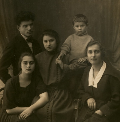 תמונת ילדות של בן עמי. מימין לשמאל: יהודית (אימו של בן עמי), בן עמי, יהודית רוחוביץ' (בת דודו של בן עמי), זאב אהרון (צ'רניאבסקי) ואחותו.